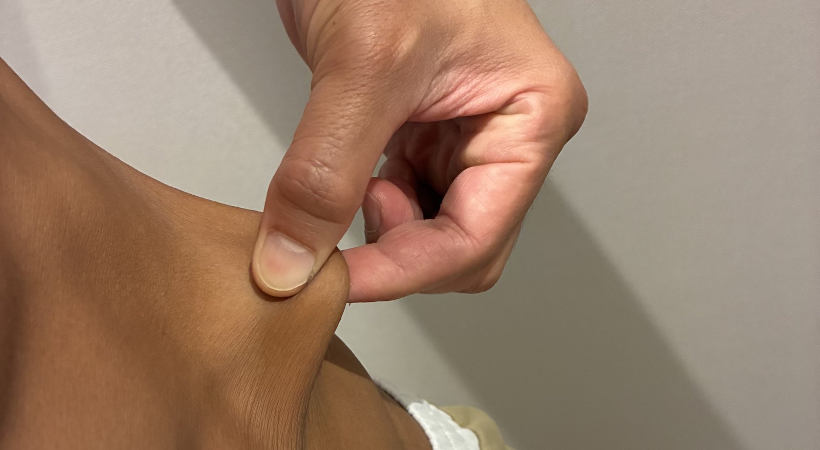 皮下脂肪をつまんで薄さを確認している様子